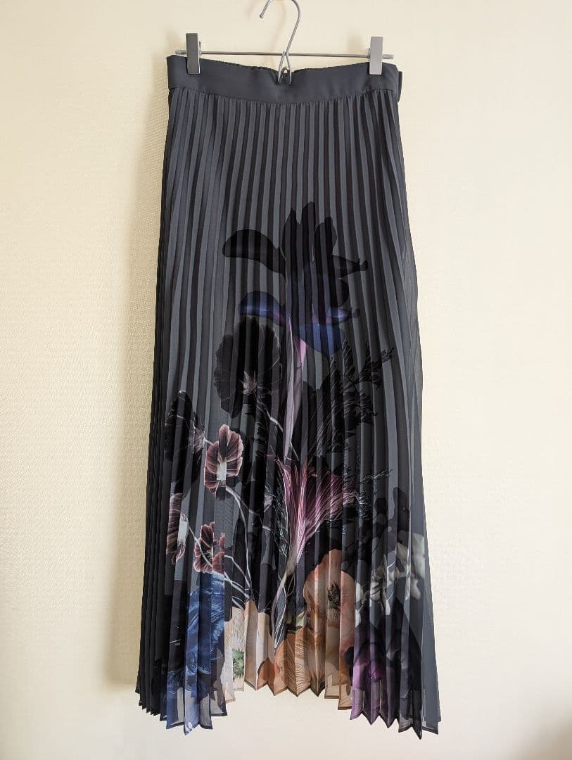 Ameri　MEDI ROENTGEN FLOWER PLEATS SKIRT