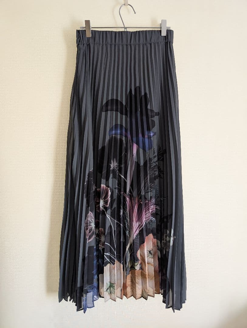 Ameri　MEDI ROENTGEN FLOWER PLEATS SKIRT
