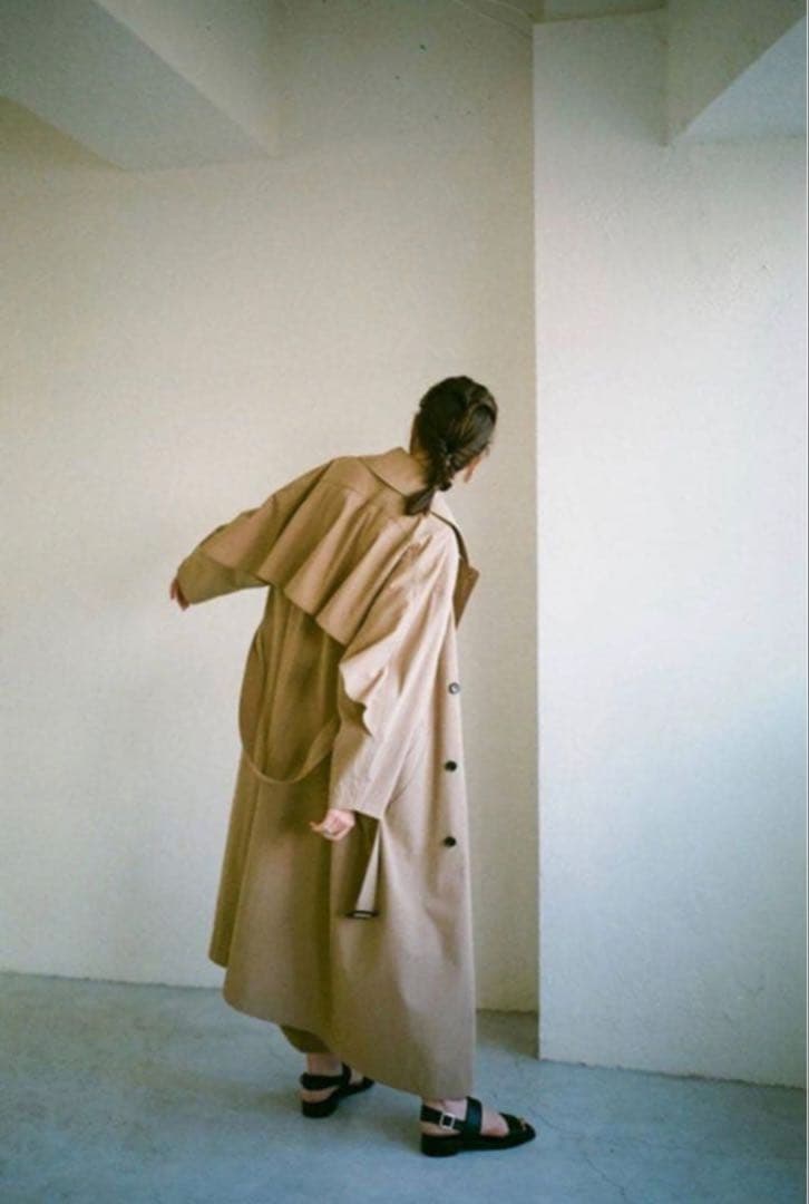 ジャケット・アウター CLANE BACK FRILL TRENCH COAT BEIGE