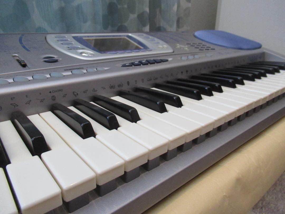 キーボード　CASIO LK-250it 光ナビゲーション　６１鍵盤タイプ