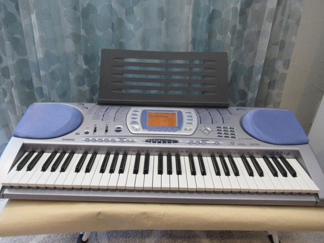 キーボード　CASIO LK-250it 光ナビゲーション　６１鍵盤タイプ
