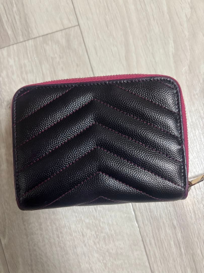 YSL 二つ折り財布 黒 レザー　イヴ・サンローラン