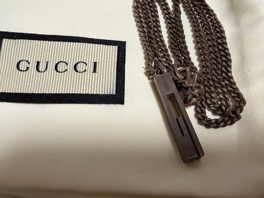 GUCCI メタルネックレス ロゴプレート付き