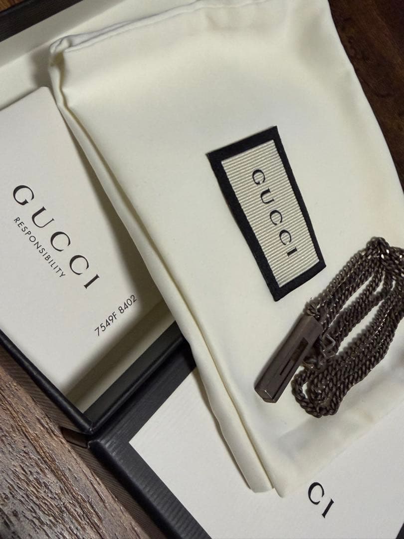 GUCCI メタルネックレス ロゴプレート付き
