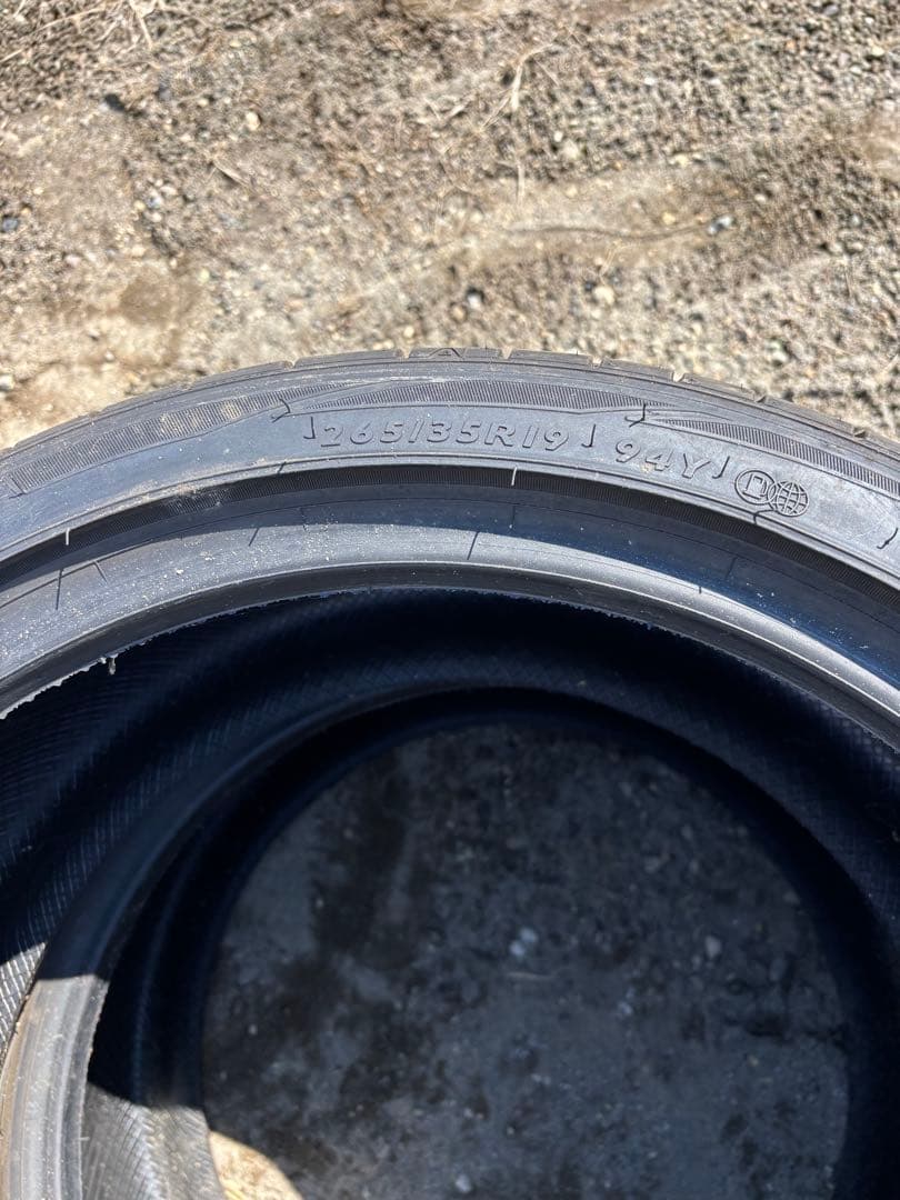 265/35r19 新車外し　2本
