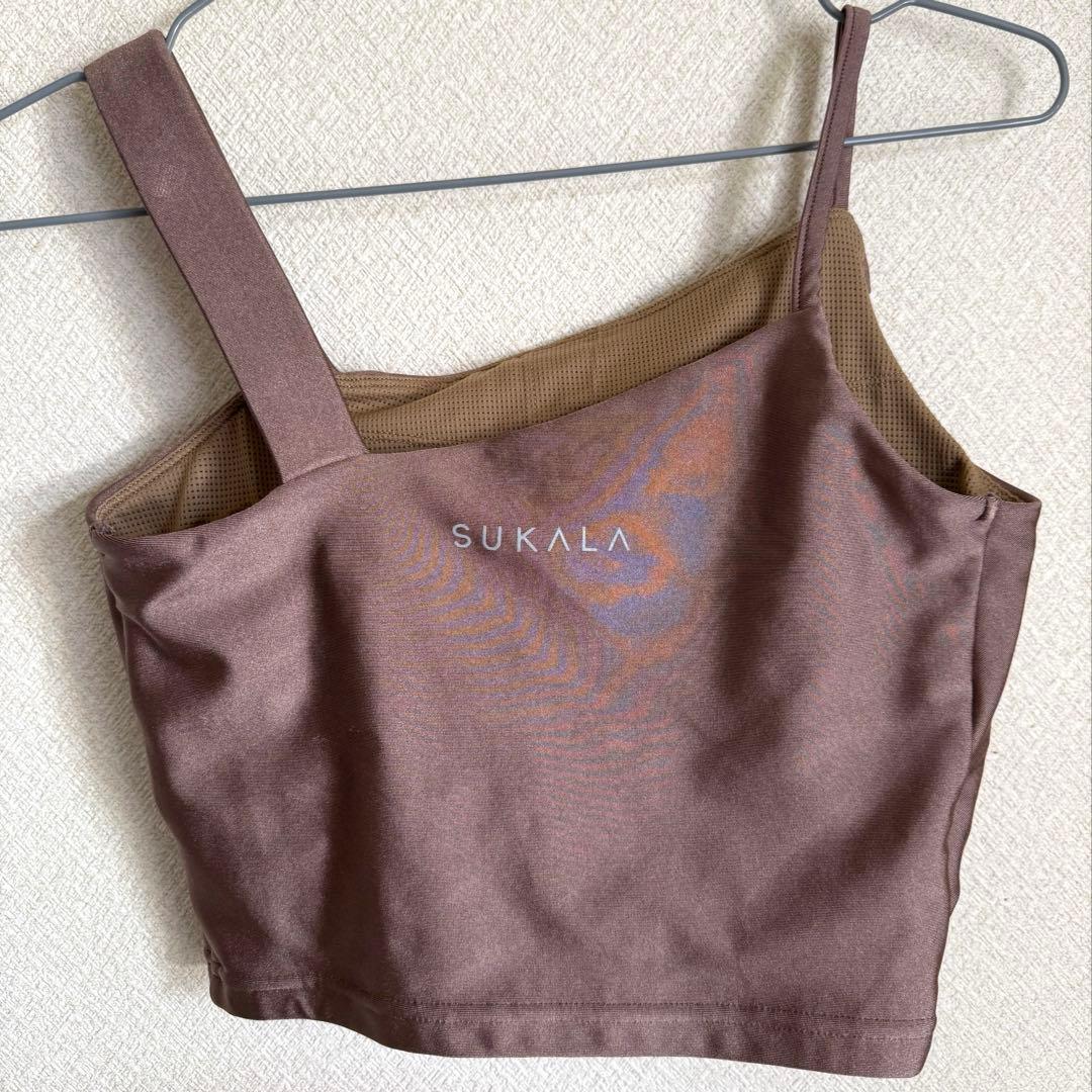 美品 SUKALA シャインストレッチアシンメトリーブラトップ