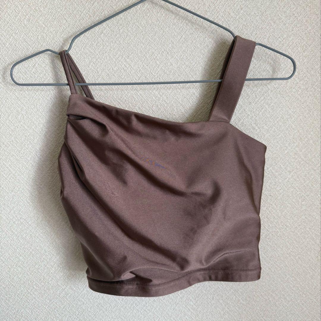 美品 SUKALA シャインストレッチアシンメトリーブラトップ