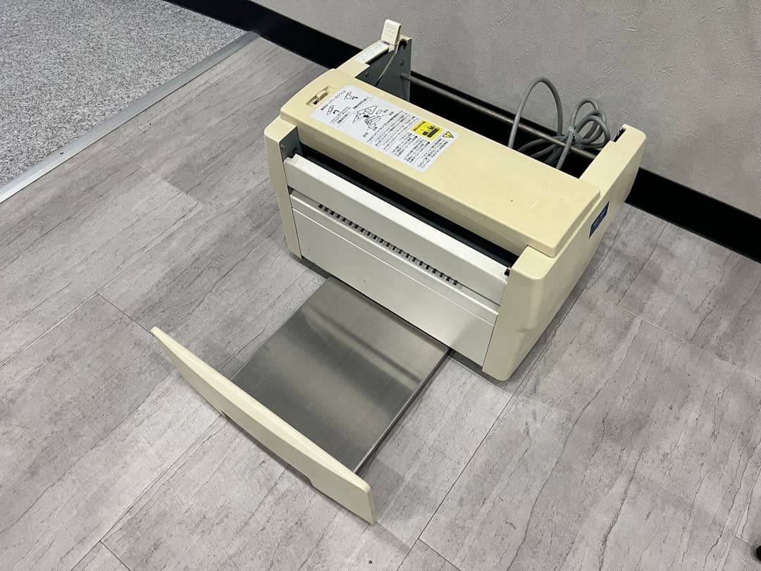 自動紙折り機