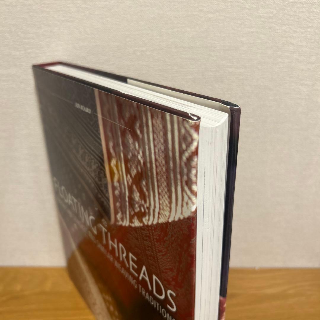 インドネシア　バティック布　本　FLOATING THREADS