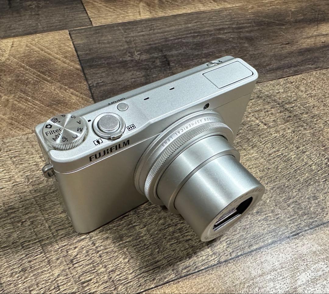 FUJIFILM XQ1 シルバー　【要確認】