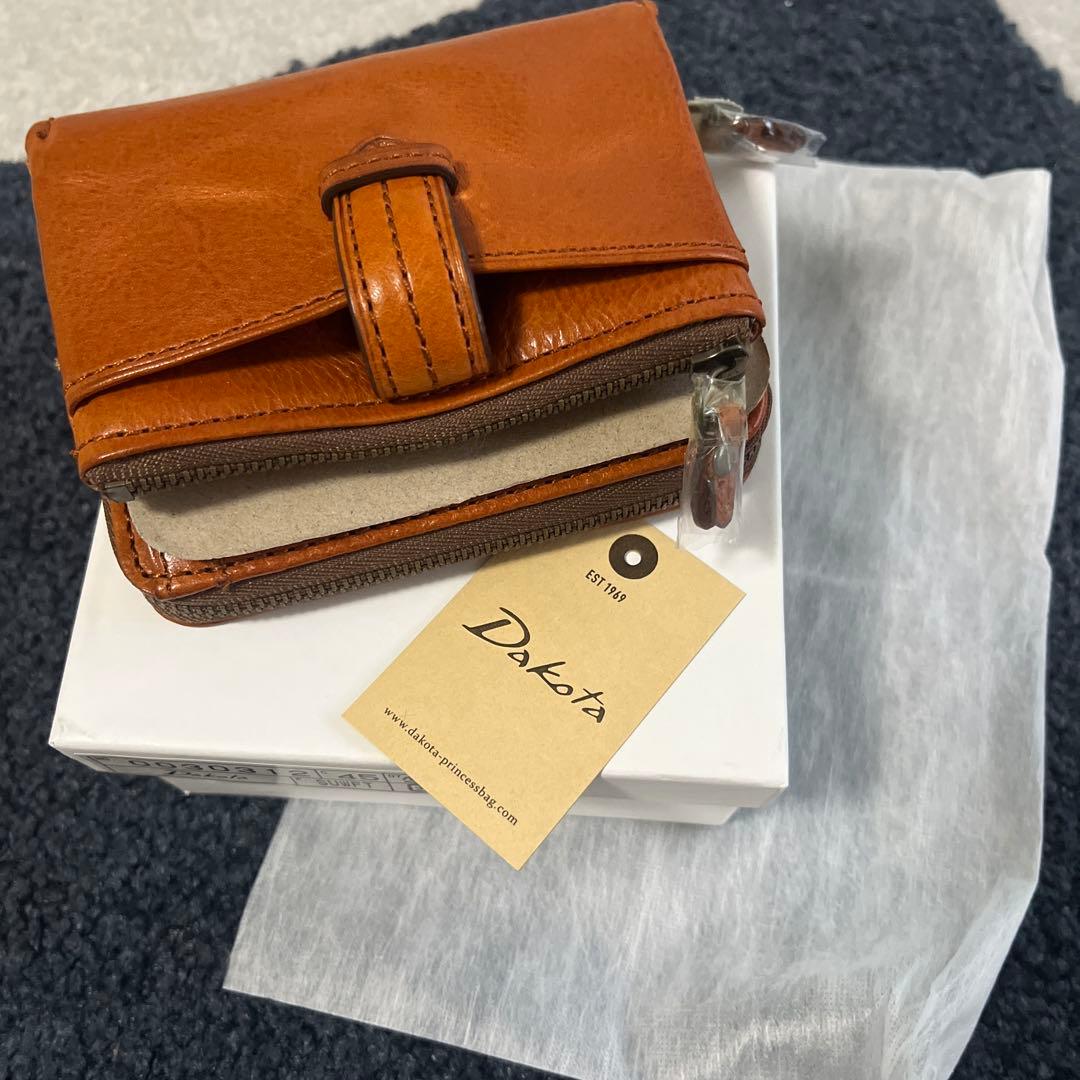 新品　ダコタ Dakota クラプトン 二つ折り財布 キャメル