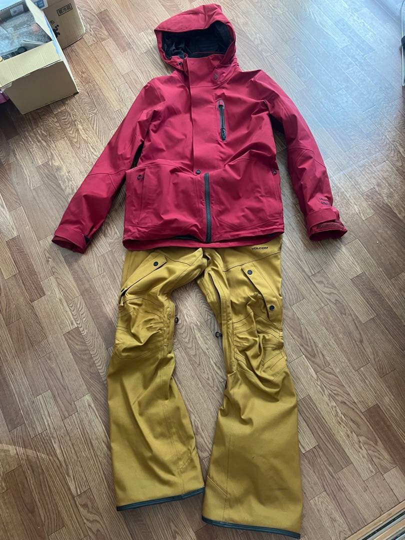 Volcom スノーボードウェア　Sサイズ 赤ジャケット黄パンツGORE-TEX