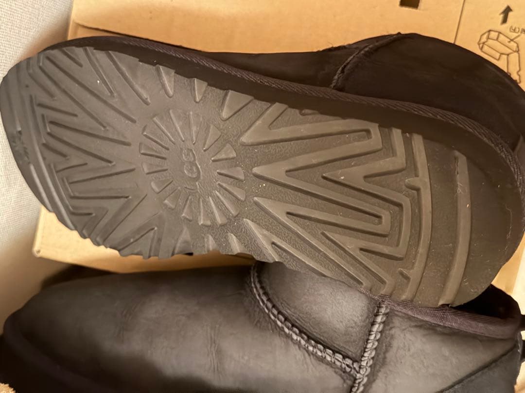 UGG クラシックウルトラミニ 25cm ブラック 1116109