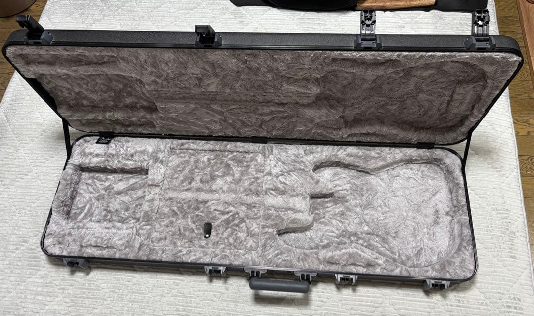 ベース FENDER DELUXE MOLDED CASE ELECTRIC BASS