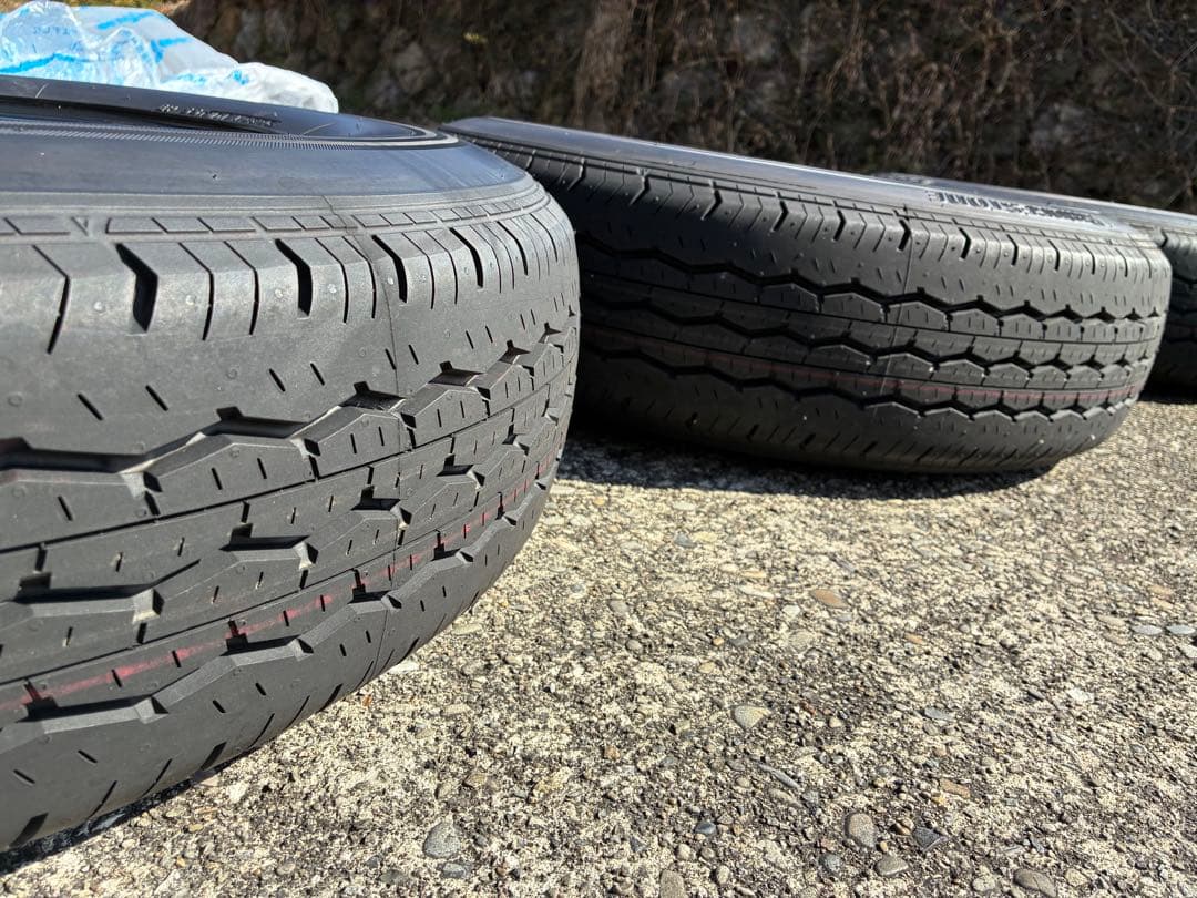 トヨタ ハイエース タイヤ4本（新車外し）
