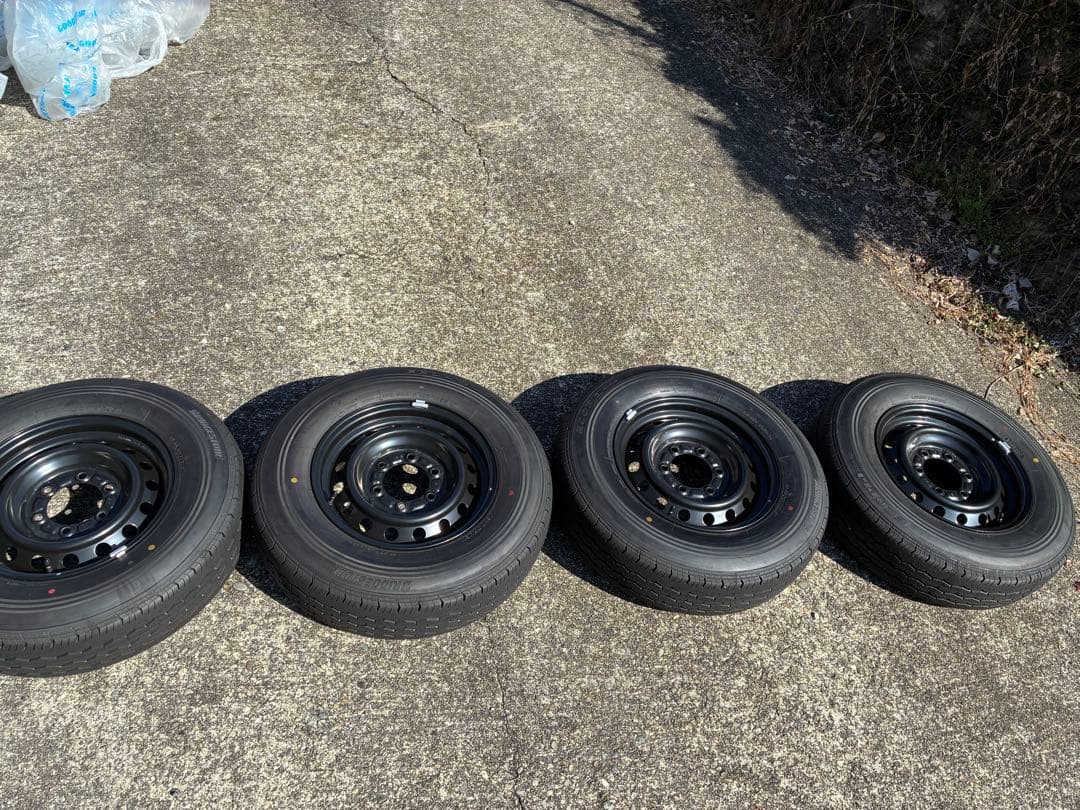 トヨタ ハイエース タイヤ4本（新車外し）