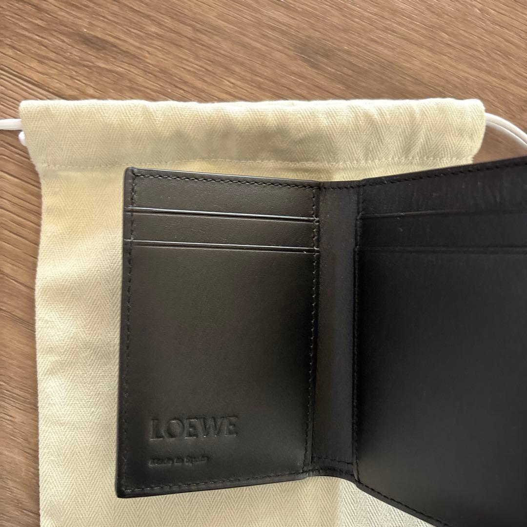 LOEWE アナグラム トライフォールド ウォレット　ペブルグレインカーフ