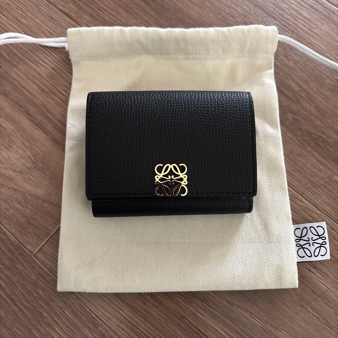 LOEWE アナグラム トライフォールド ウォレット　ペブルグレインカーフ