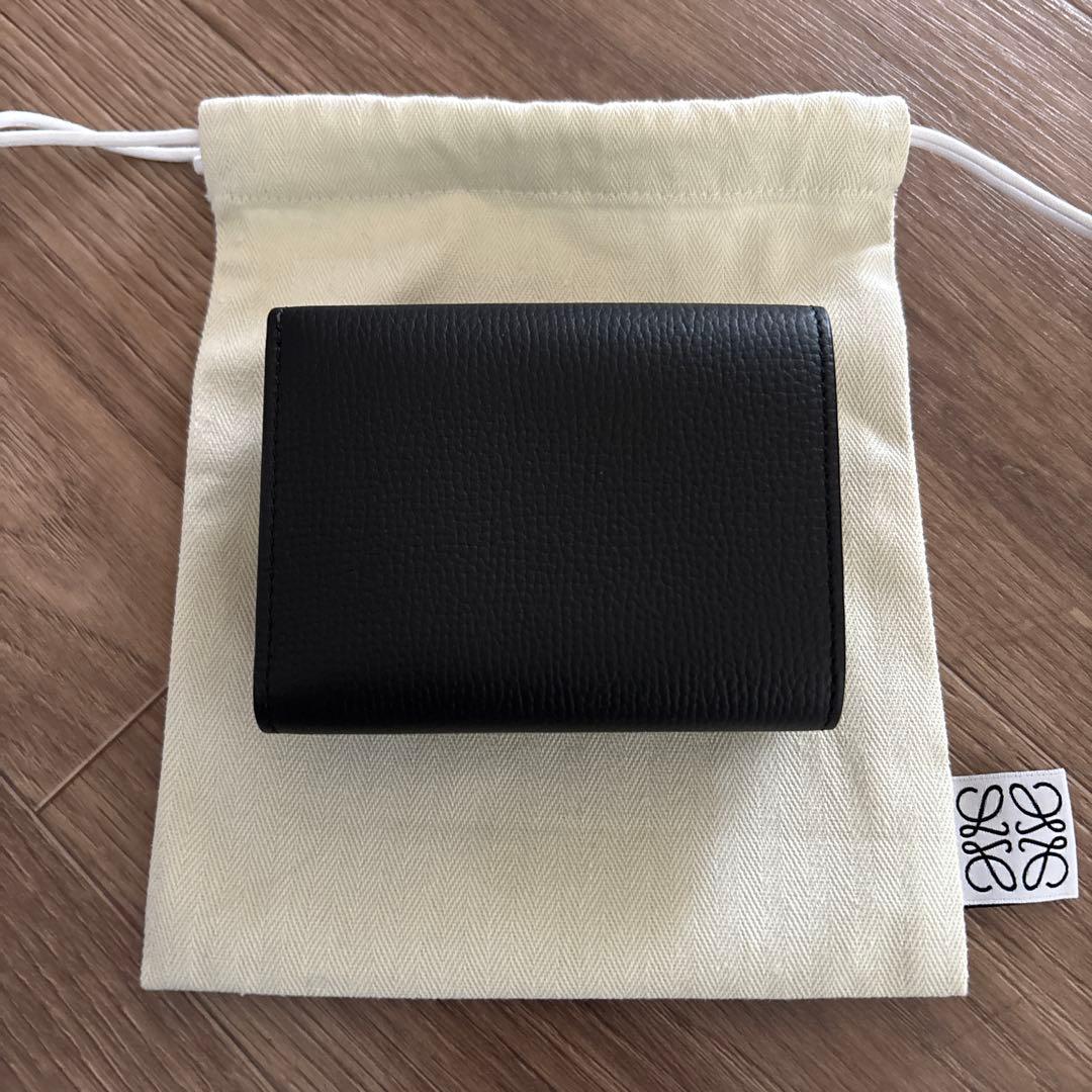 LOEWE アナグラム トライフォールド ウォレット　ペブルグレインカーフ