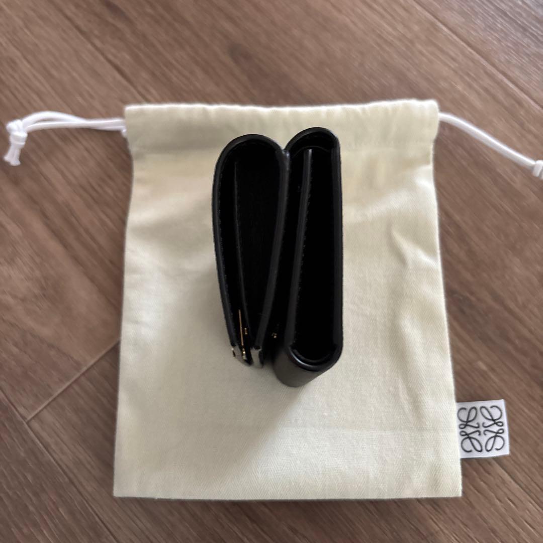 LOEWE アナグラム トライフォールド ウォレット　ペブルグレインカーフ