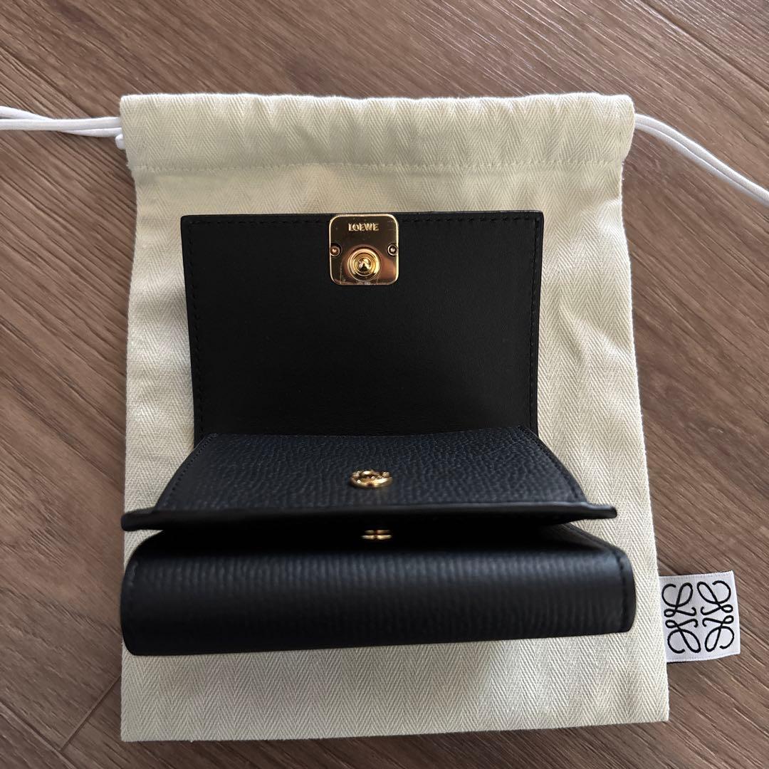 LOEWE アナグラム トライフォールド ウォレット　ペブルグレインカーフ