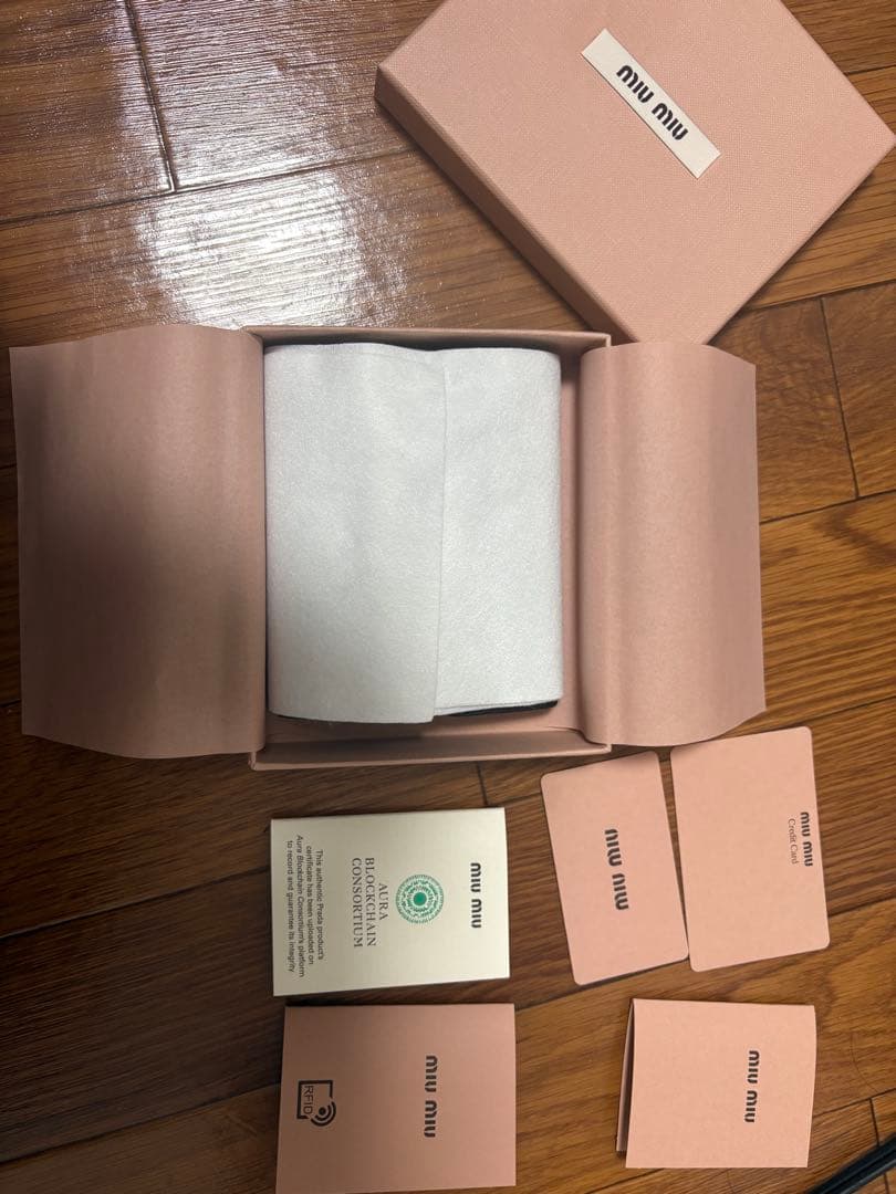 miu miu 二つ折り財布 黒