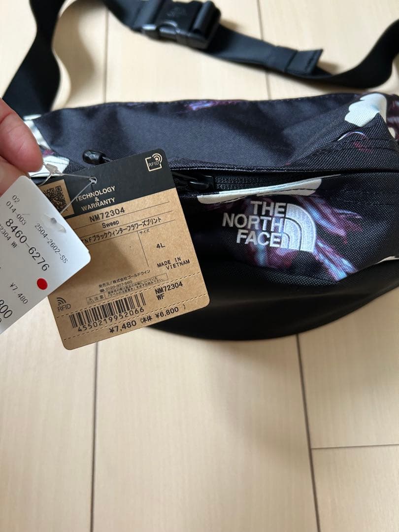 新品未使用！THE NORTH FACE 花柄ボディバッグ 4L国内店舗にて購入