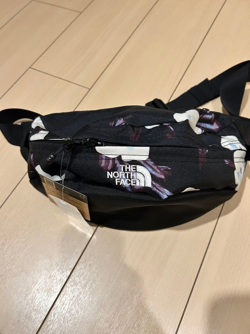 新品未使用！THE NORTH FACE 花柄ボディバッグ 4L国内店舗にて購入