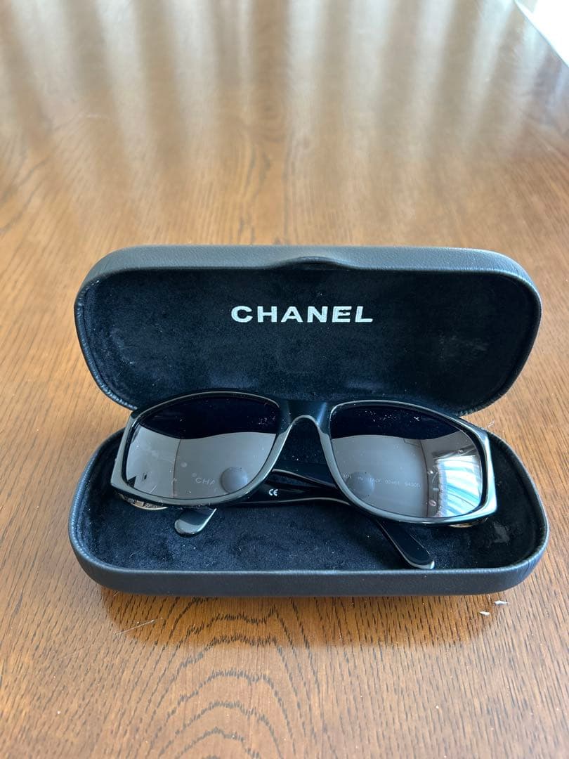 Chanel ロゴ付きサングラス ブラック