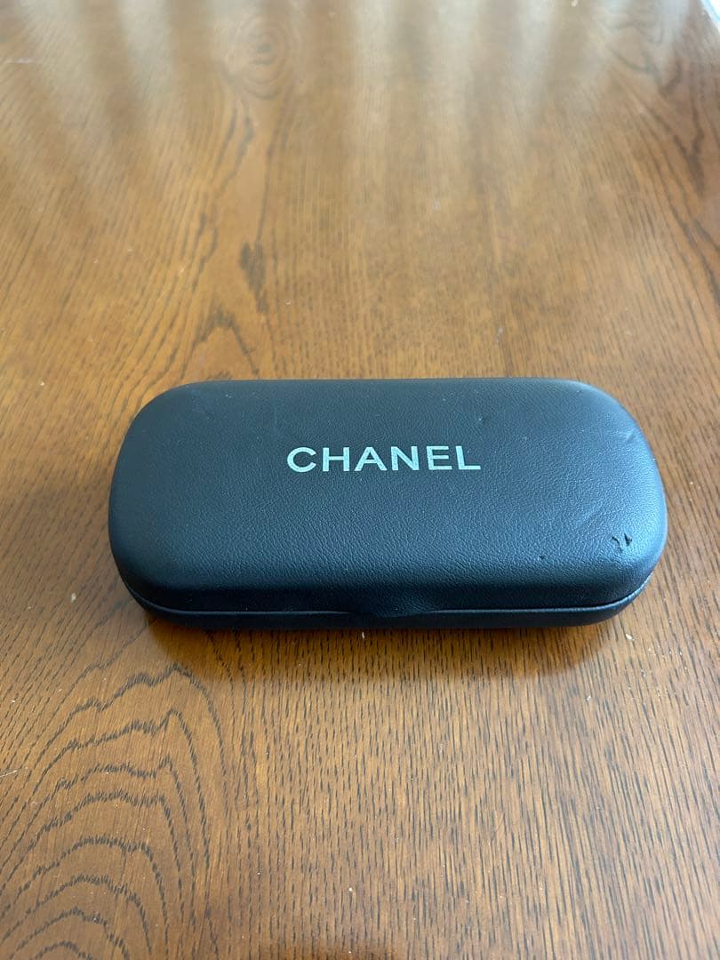 Chanel ロゴ付きサングラス ブラック