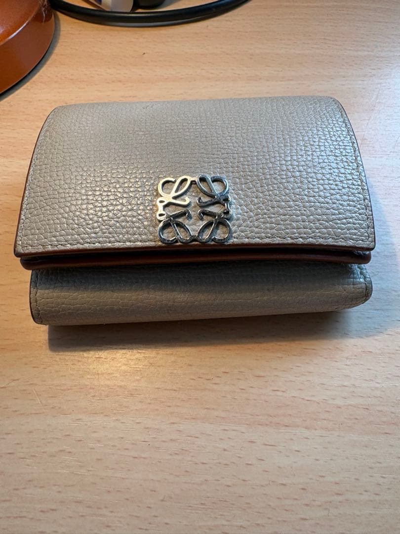 LOEWEベージュ　トライフォールド コンパクトウォレット 三つ折り財布