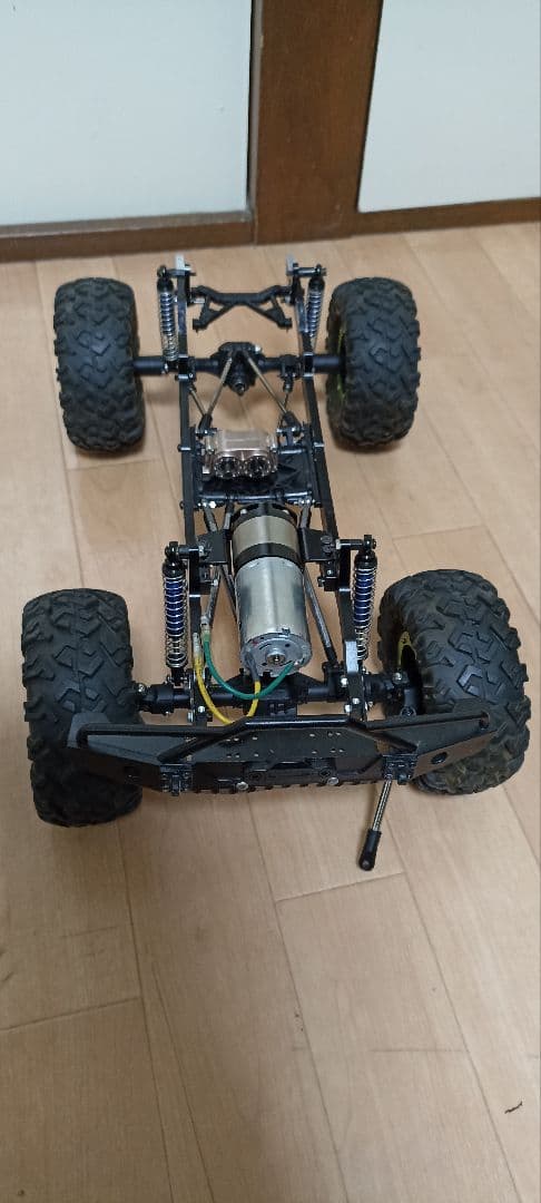 1/10 RCクローラーシャーシと各種パーツ。