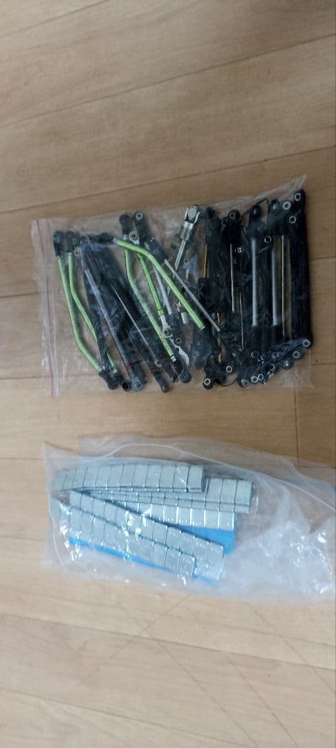 1/10 RCクローラーシャーシと各種パーツ。
