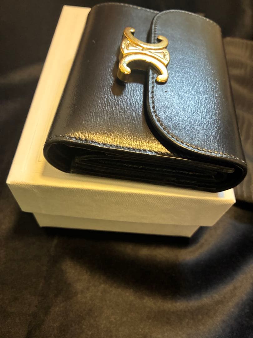 CELINE トリオンフ コンパクト フラップ ウォレット シャイニーカーフ