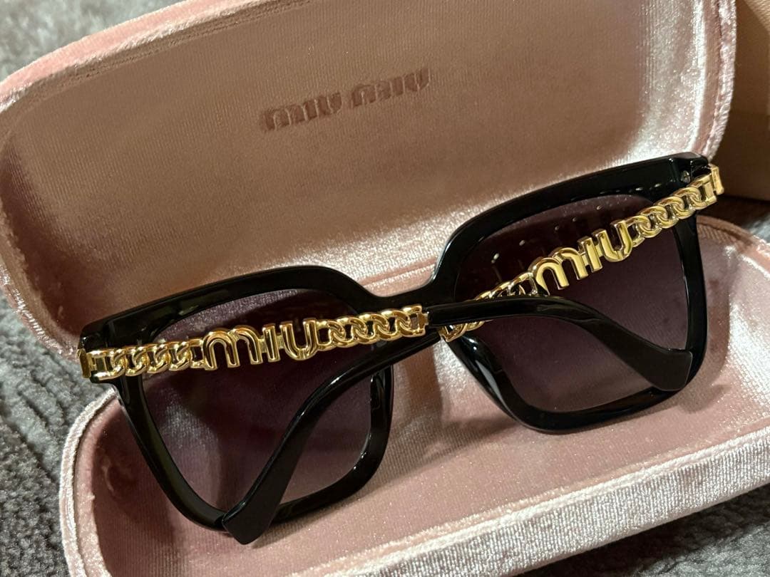 MIU MIU サングラス ロゴチェーン ブラック (美品)箱付き