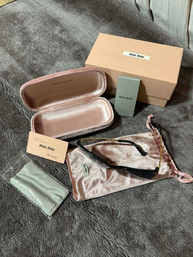 MIU MIU サングラス ロゴチェーン ブラック (美品)箱付き