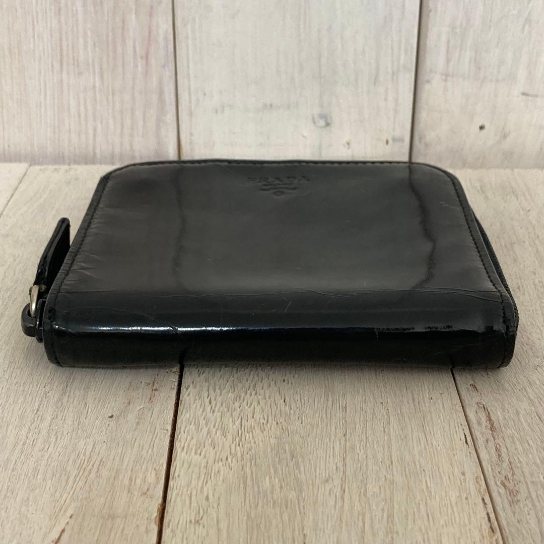 PRADA プラダ 折り財布 エナメル ラウンドジップ 型押しロゴ ブラック