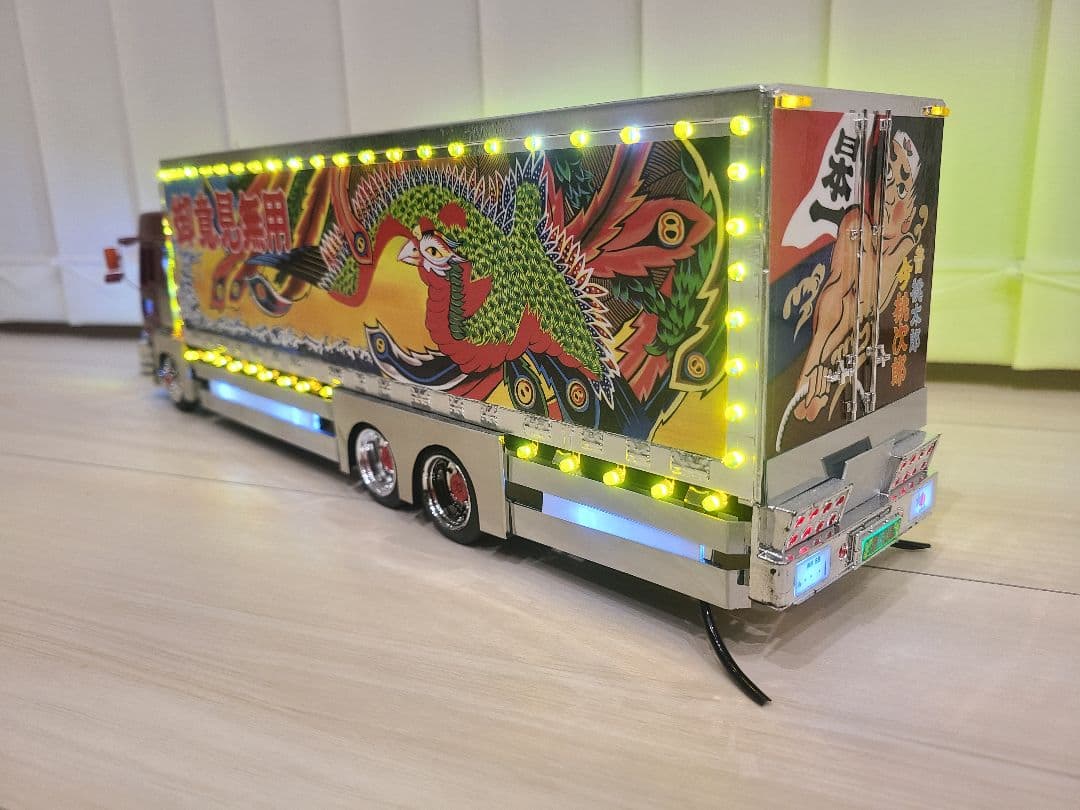 1/32スケールデコトララジコン！フルLED発光！トラック野郎！日野プロフィア！
