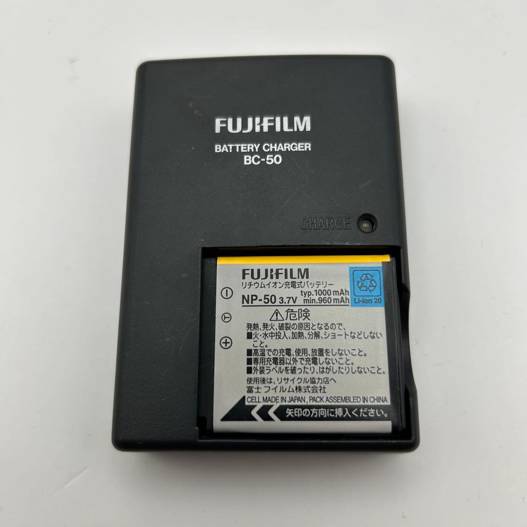 動作品　FUJIFILM デジカメ　FinePix f100fd シルバー