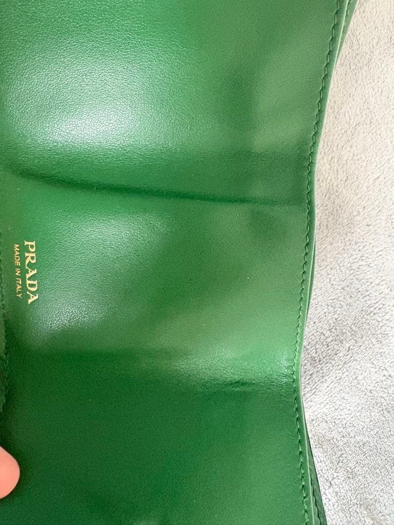 PRADA グリーン 三つ折り財布