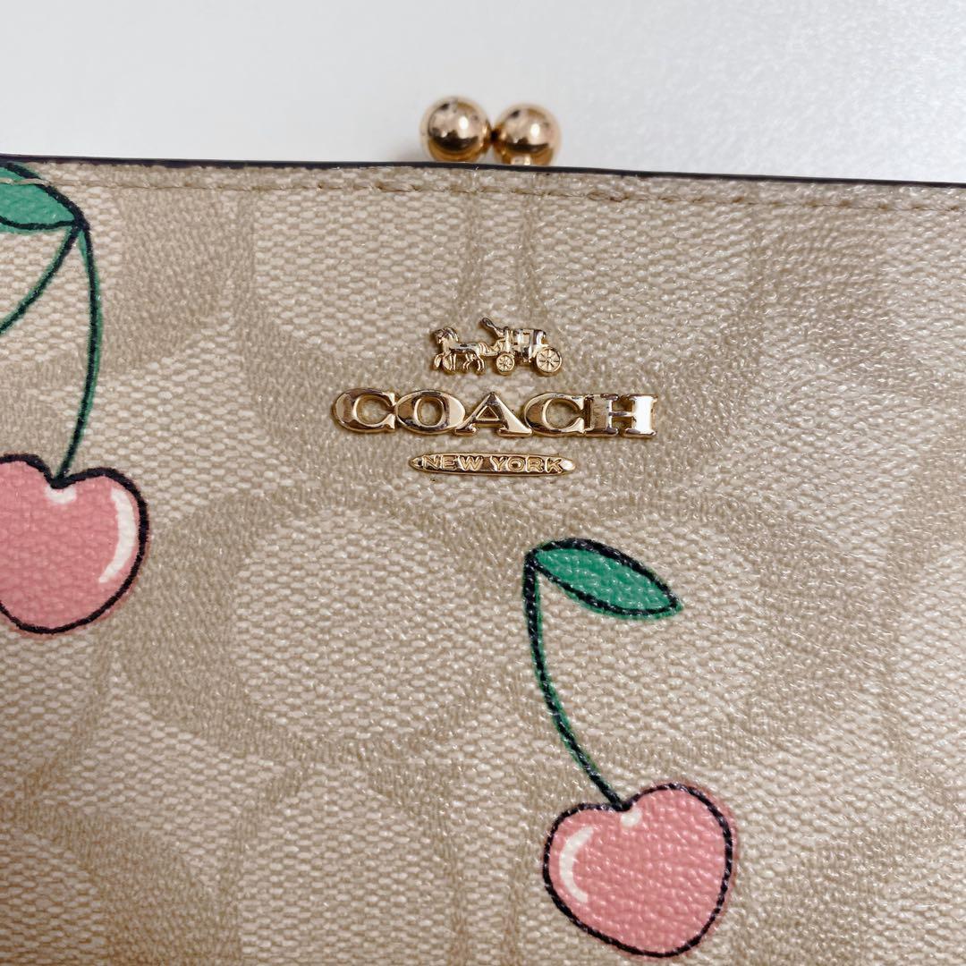 【大人気！】COACHコーチ★二つ折り財布★キスロック★ハートチェリープリント
