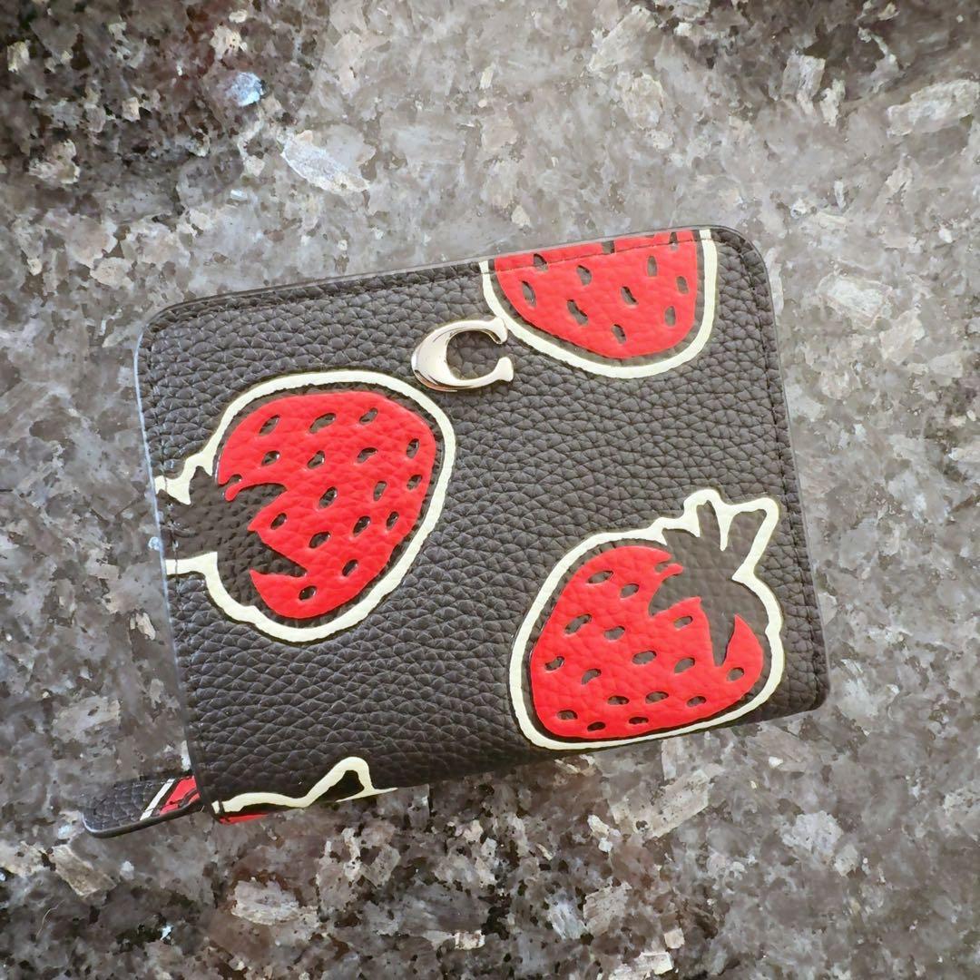 正規品coach 二つ折り財布　いちご柄