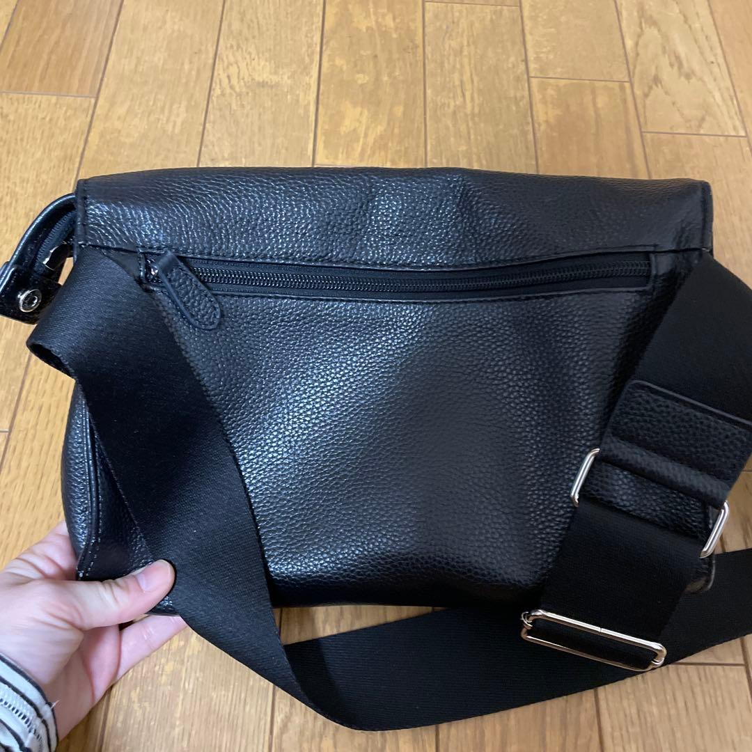 イアパピヨネ　　レザー ボディバッグ 黒