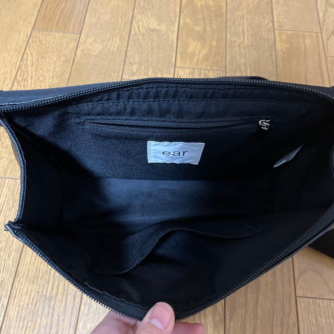 イアパピヨネ　　レザー ボディバッグ 黒