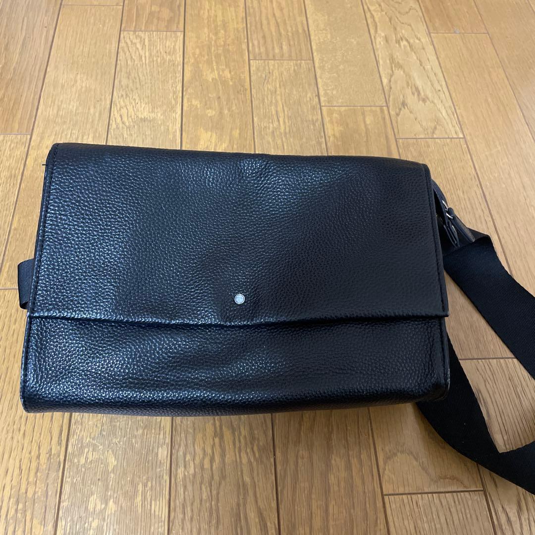 イアパピヨネ　　レザー ボディバッグ 黒