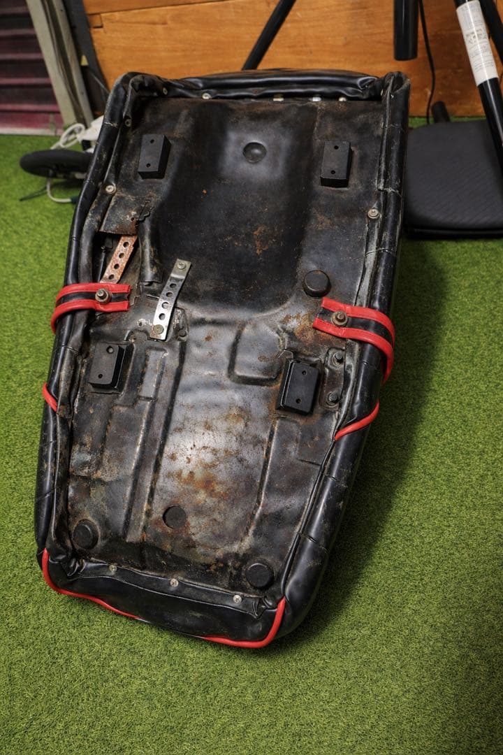 GS400 ３段シート　エルゴノミックバイクシート ブラック/レッド