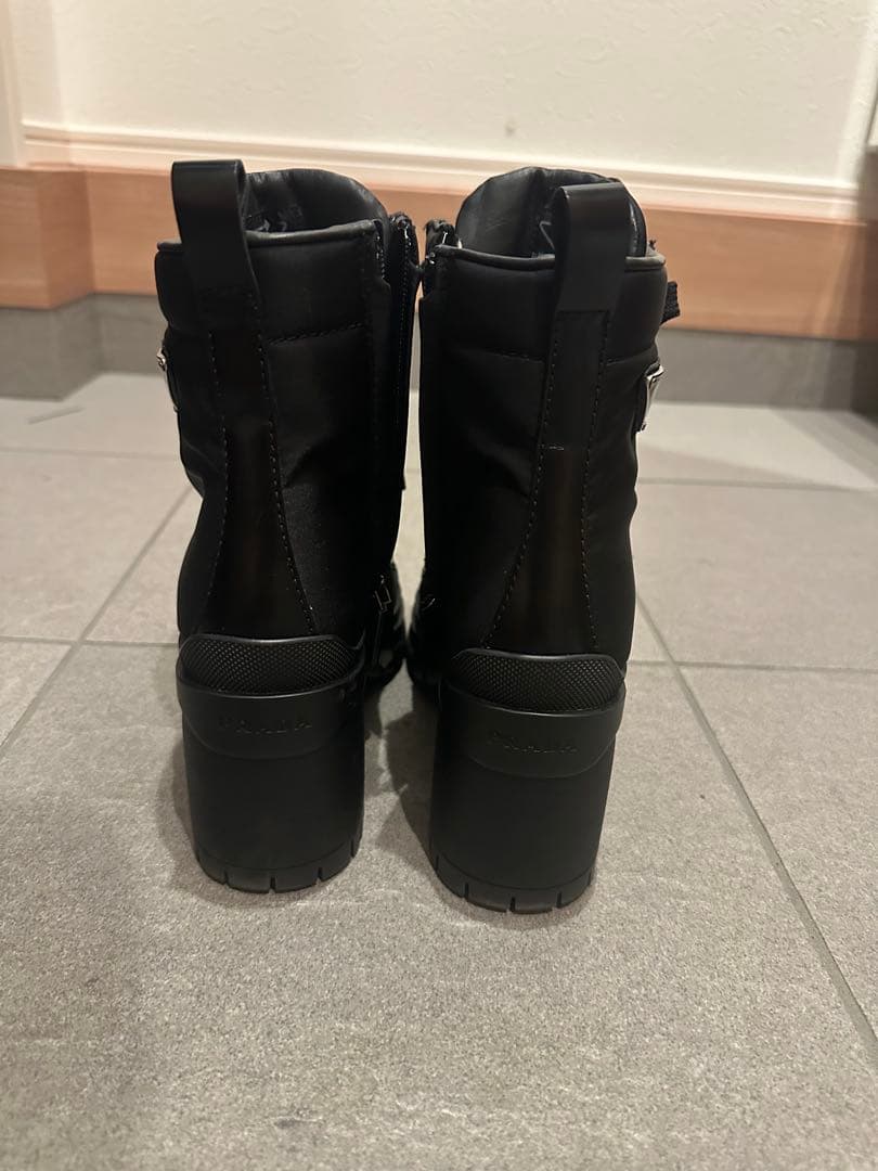 PRADA ブラッシュドレザーメナイロンレースアップブーティー