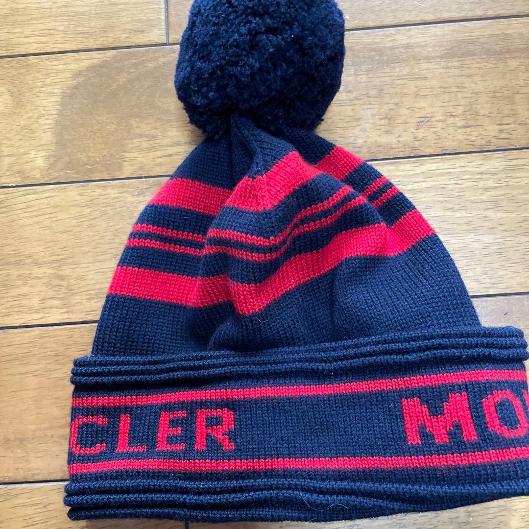 MONCLER ボンボン付きニット帽 ネイビー/レッド