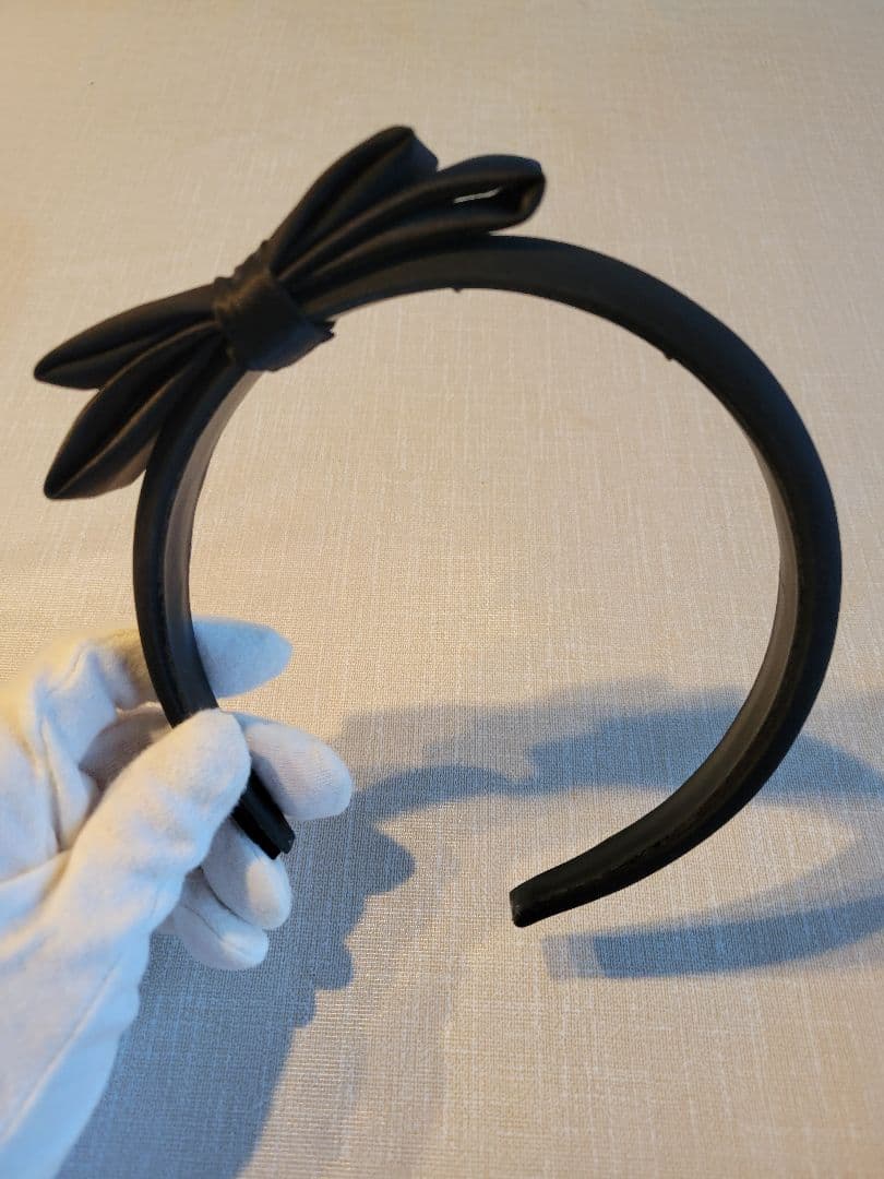 上品サテン素材　黒のリボン付きヘアバンド