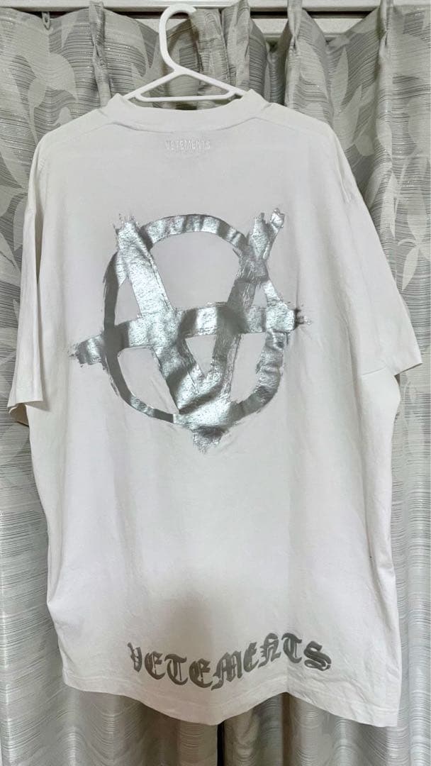 VETEMENTS シルバー ロゴ Tシャツ